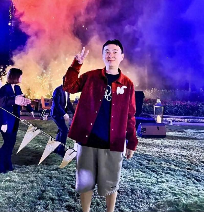 王思聪迪拜现身，两辆劳斯莱斯代步，身边女伴骨瘦如柴引关注