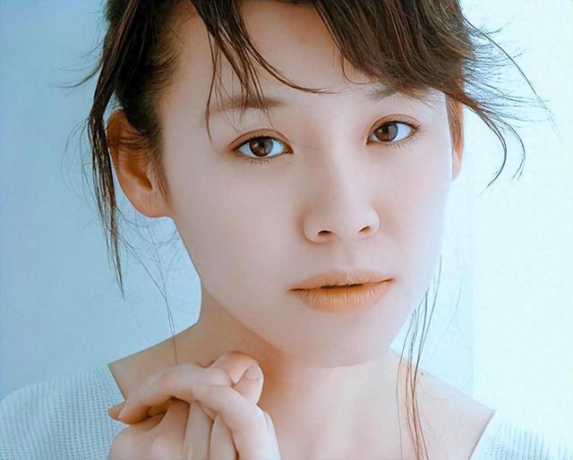 被名导“白嫖”三年遭抛弃，39岁高龄产子，刘琳成中生代演员顶流