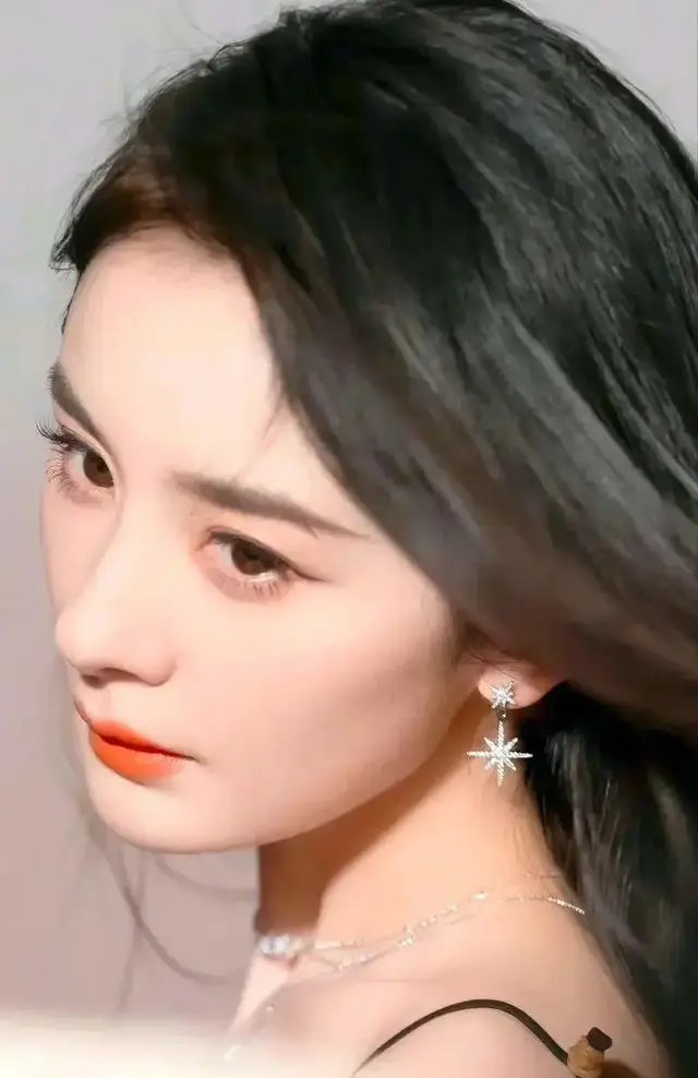 杨幂与王楚然撞衫,身穿咖色外套,发型都很相似,谁更胜一筹?