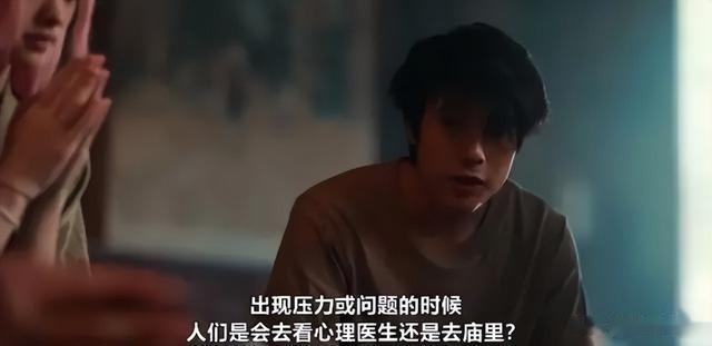 功德箱背后的商机!Netflix新剧尺度炸裂,挑战整个国家的文化