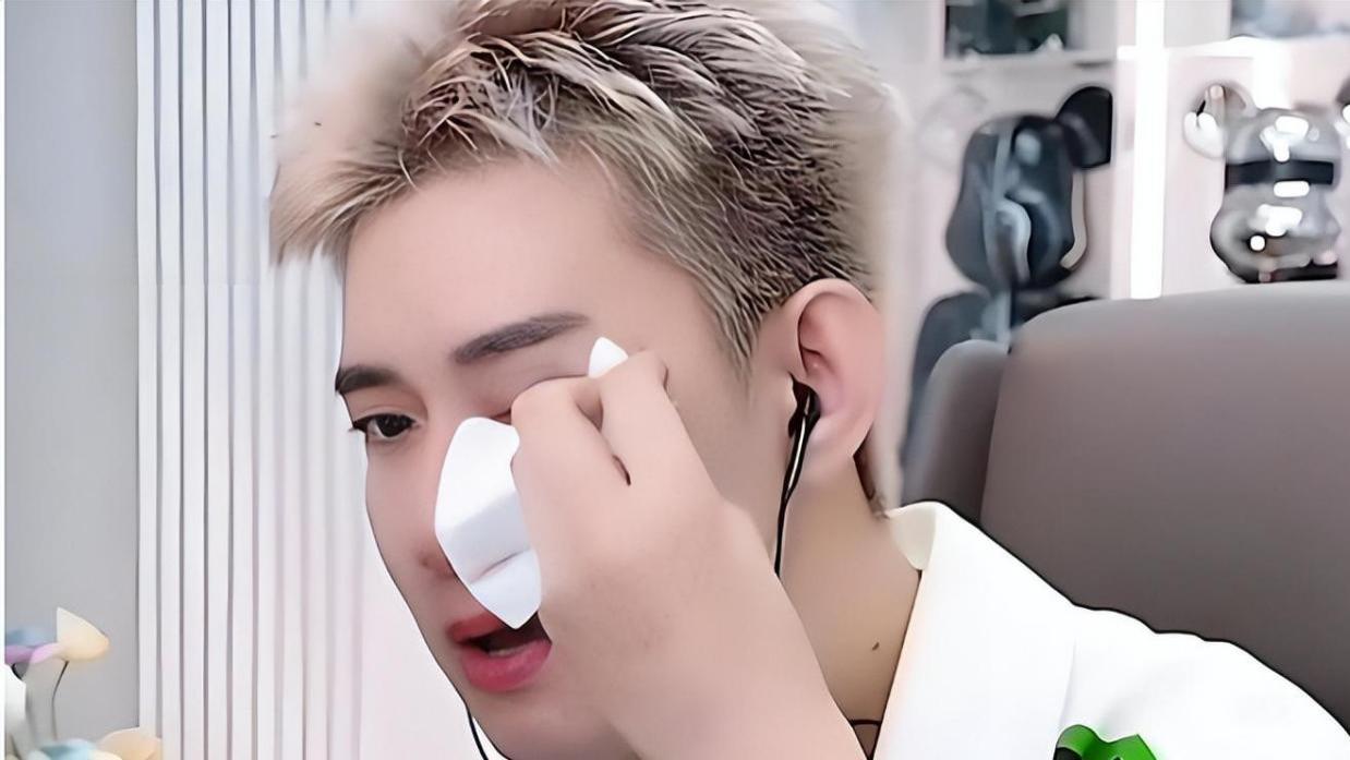 阿哲5亿官司落锤！为赔违约金卖掉金手表！粉丝心疼让挂 “铁”