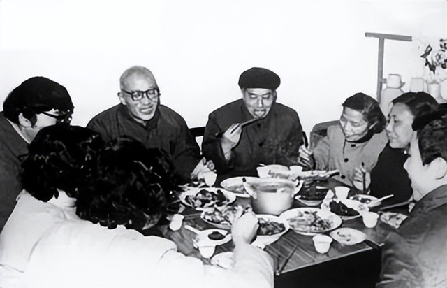 上个世纪70年代,你手里有10块钱,能在饭店吃到什么?