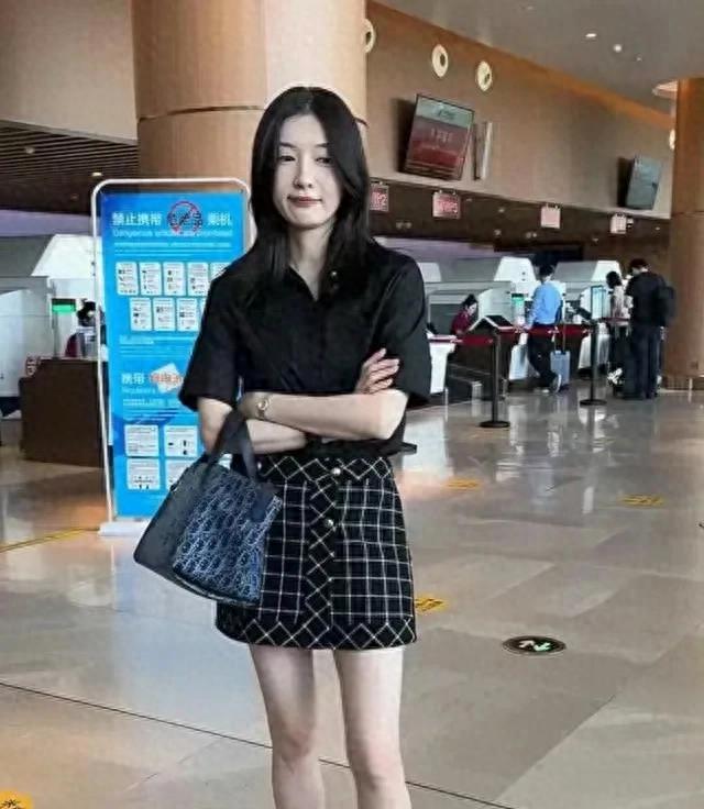 38岁的江疏影生图来了,笑容有点不自然,整体略显沧桑老了不少