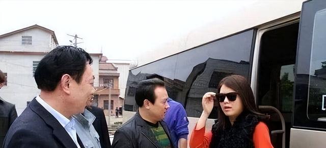 央视怒评!这一次,国家立场不明确的李湘,“遮羞布”彻底被撕碎