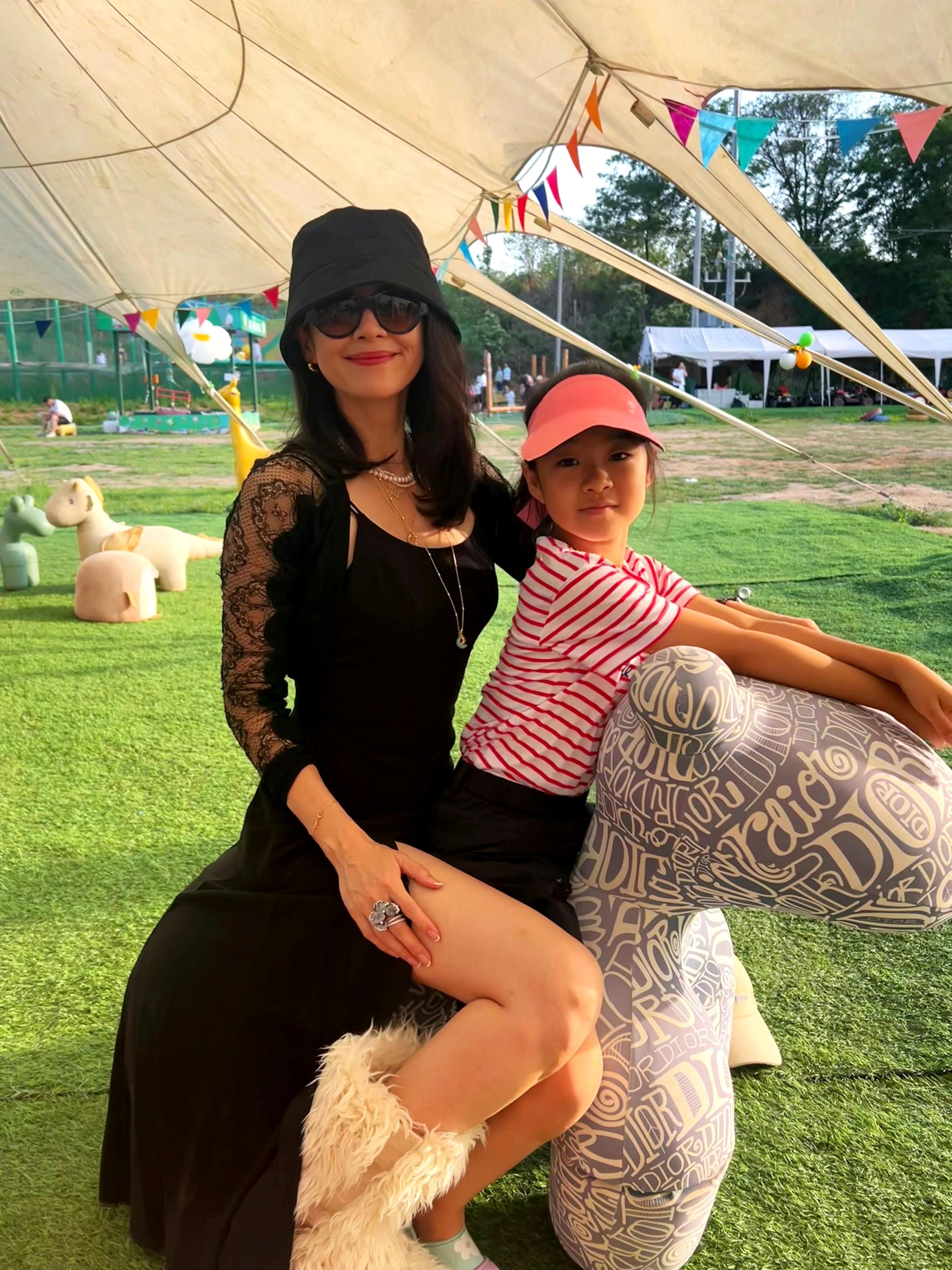 章子怡儿童节晒与儿女度假照，4岁弟弟罕露面，眉眼超像姐姐醒宝