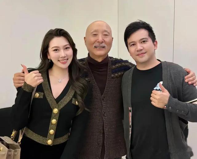 陈佩斯兄妹罕见同框！妹夫张山站边上，外甥女仍然避不开陈家基因