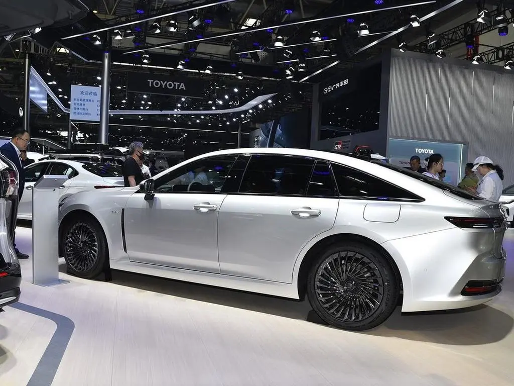 全新丰田皇冠正式上市，2.4T、6AT爆370马力，售价29.9万起！