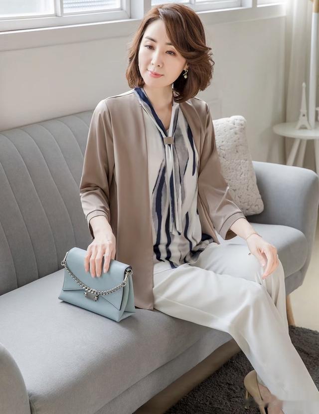 51岁宁静剪了短发气场很强，叶倩文的银发造型，50岁以上染发看这