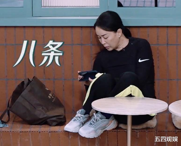 香缇莫送那英古董耳环和日记本，感谢她改变了自己的人生，两个人相拥而泣