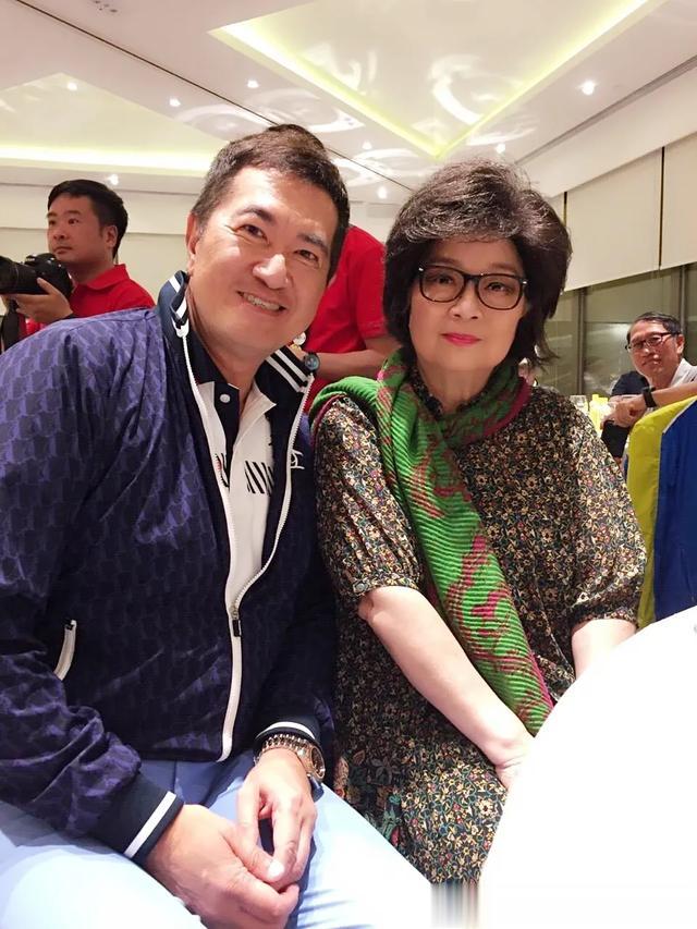 徐小凤发型夸张但白发没掩饰,脸松弛下垂,历经沧桑气质仍优雅!