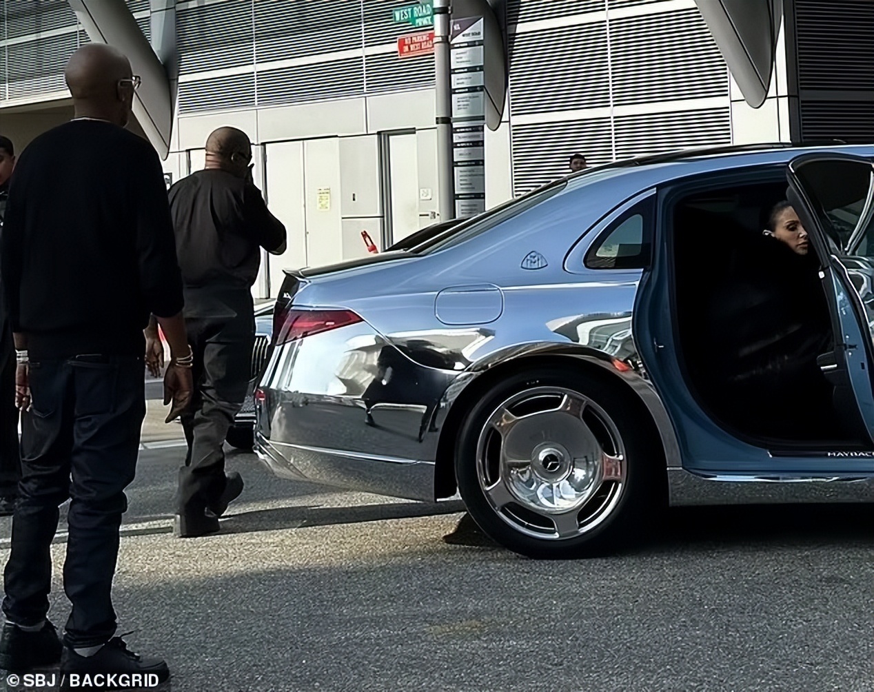 坎耶和妻子比安卡未经邀请现身格莱美颁奖典礼,随后便被赶出来