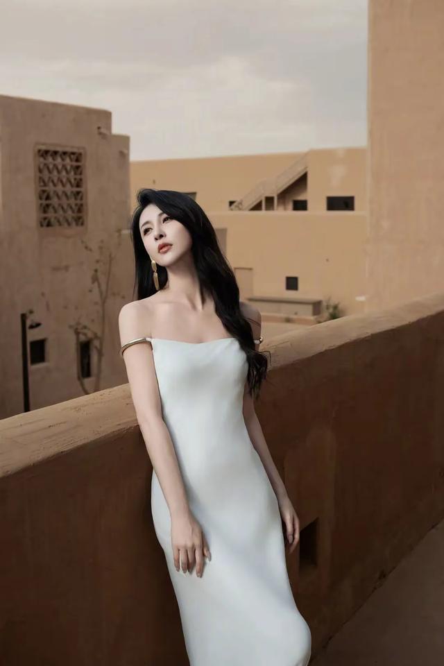 贾青的一袭白裙，是荒野的一叶孤舟