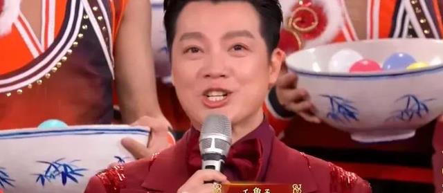 元宵晚会:撒贝宁和机器人搞笑,姜妍晓彤绝美,小沈阳夫妇似港星