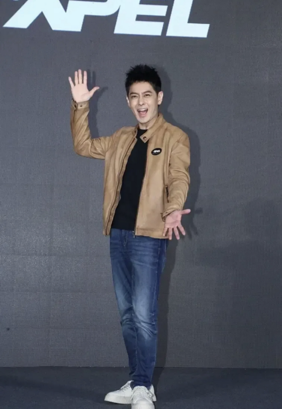 50岁的林志颖和46岁的弟弟，弟弟比哥哥帅，哥哥已经“姨化”了