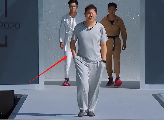 我的天沙溢瘦了这么多,如今暴瘦36斤,闫妮竟都没认出来,太帅了