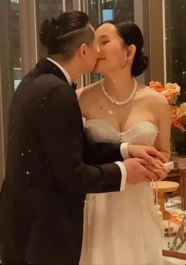 TVB女星文凯玲浪漫大婚，16只龙凤鈪配金猪珍珠极奢华，筵开23席