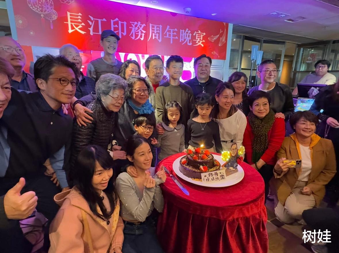 胡枫93岁寿宴四代同堂，子女从国外回来祝寿，合照12岁曾孙站身边