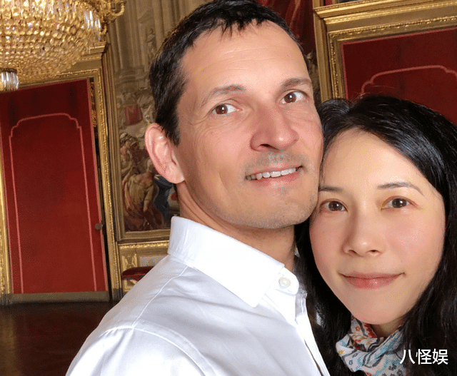 54岁莫文蔚游桂林，看着比同龄老公年轻20岁，结婚13年爱得仍热烈