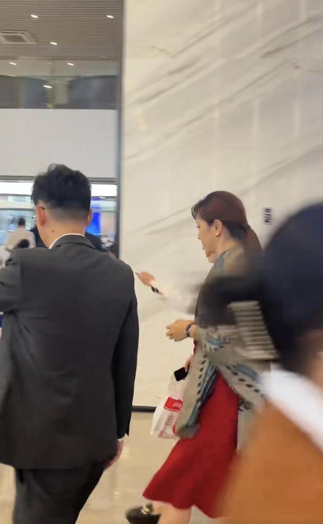 李思思现身武汉某公司主持,头发染色小腹隆起,打扮土气气质全无