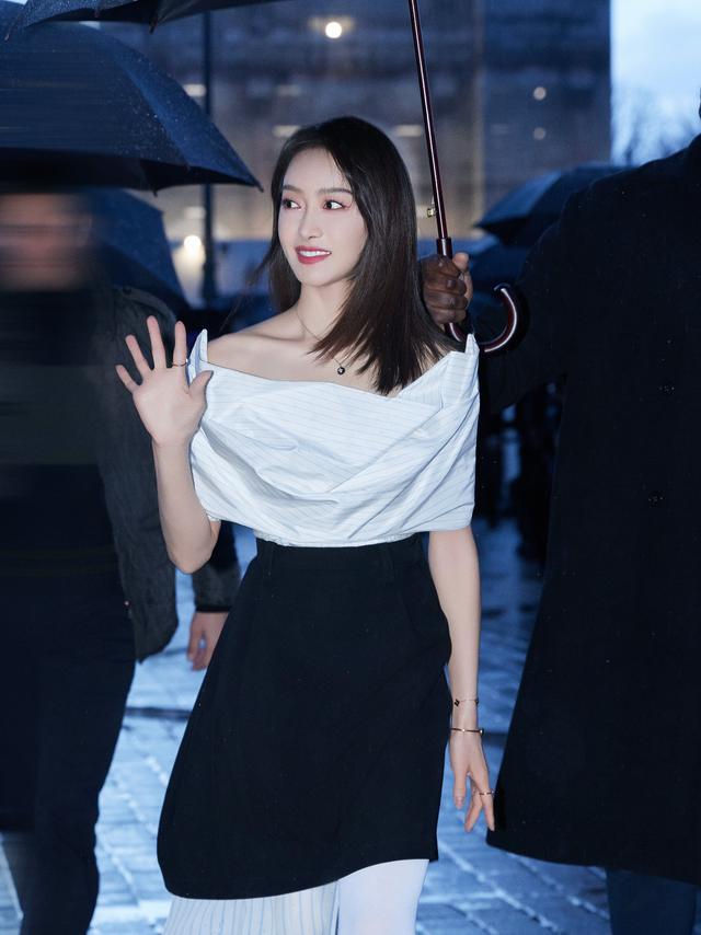 宋茜白黑色调的露肩半身裙优雅而大方