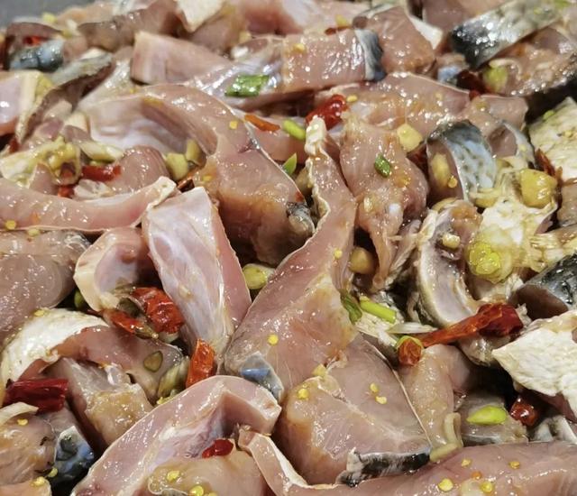 不论腌什么鱼，不要用盐和料酒腌制，教你饭店诀窍，鲜嫩不腥！