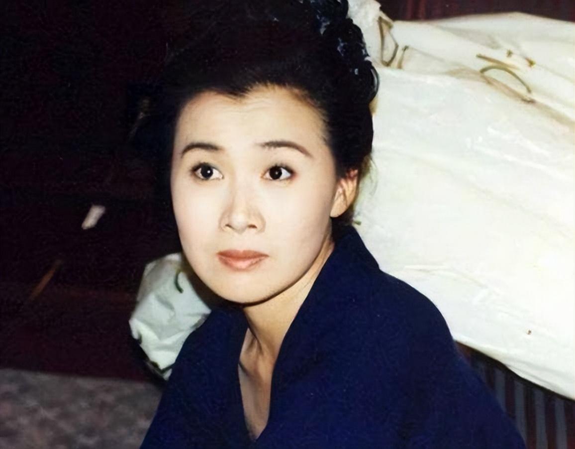她是国家一级演员,消失18年早已离世,陈道明葬礼上泪流满面