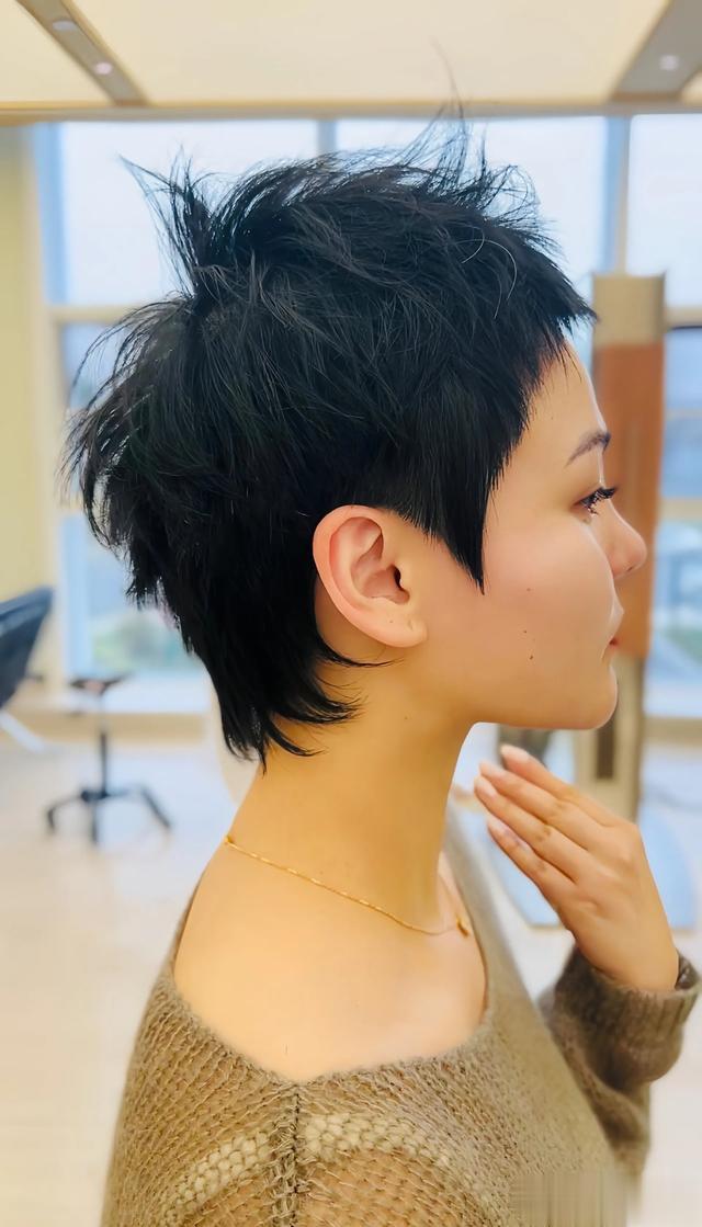 女士短发别乱来，锯齿刘海展个性，别样魅力别错过