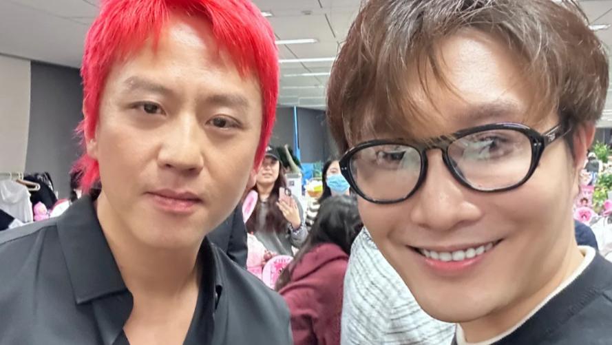 邓超一家4口看电影，10岁小花腿长又时髦，13岁等等时髦又有范！