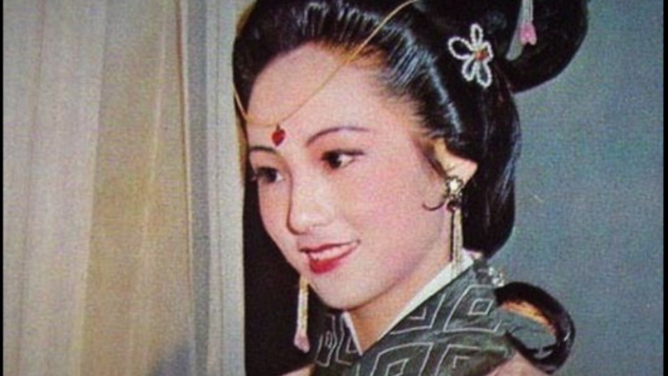 陈晓旭的颜值被严重低估了！1987年香港出街，一袭白衣，仙气飘飘