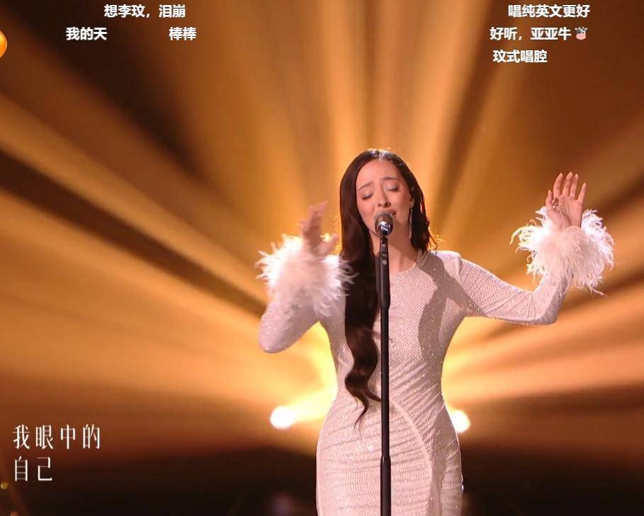 那英在《歌手》夺冠后表情放飞,现场送吻身边人,当场飙泪