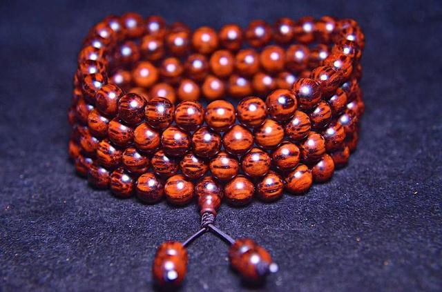 百元内的小叶紫檀手串，你敢挑战文玩市场的“低价诱惑”吗？