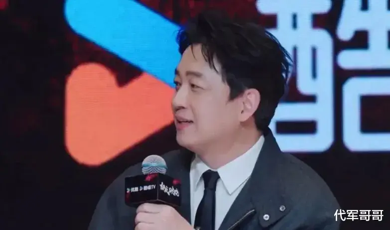 潘粤明携尹姝贻同台亮相,潘粤明眼神全程追妻,满满爱意藏不住