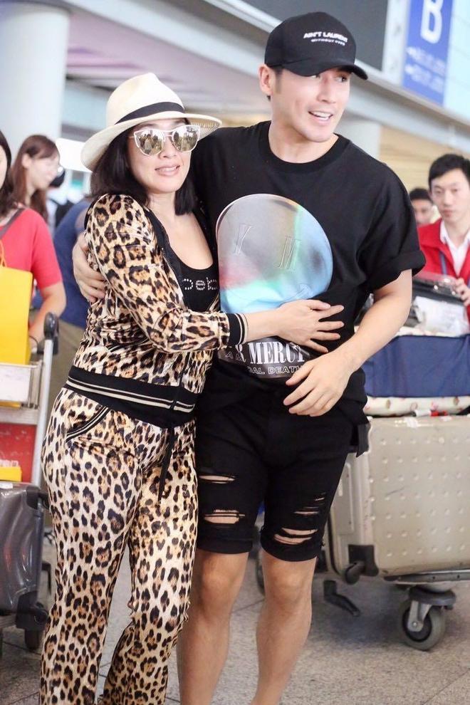 53岁的钟丽缇穿紧身服玩滑板,珠圆玉润,网友:这大体格子一般老公抗不住