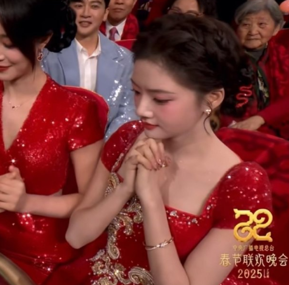 春晚妆发热搜：任敏的美甲，王菲的虾片耳环，马丽的红色亮片毛衣