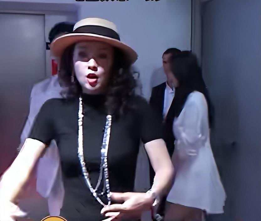 看到主动给章子怡让镜头的杨幂，才明白伊能静说的没错