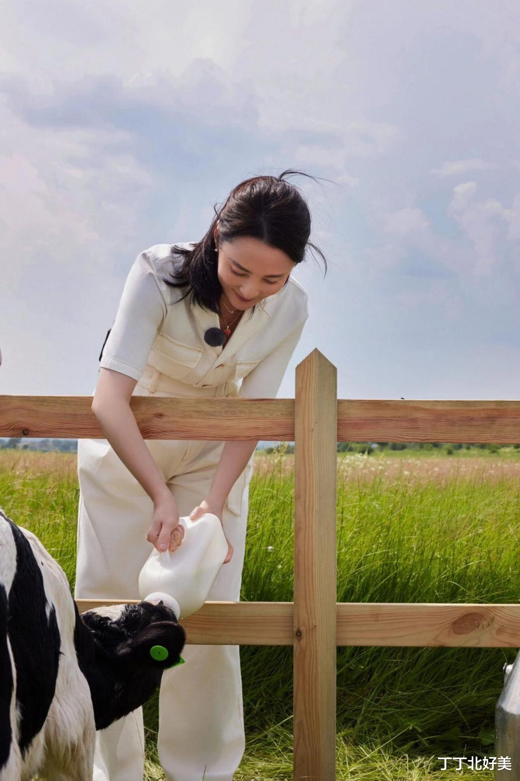 蒋勤勤48岁又怎样?一袭连体裤照样美成少女样,未修图状态太好了