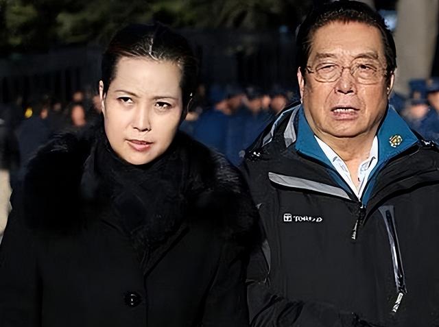 很缺钱?84岁李双江吃机场自助,拿两盘煎饺仍嫌不够,梦鸽未跟随