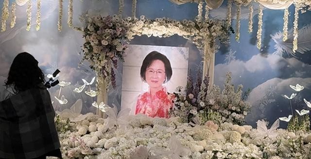 琼瑶前夫:60年前体面离婚,今92岁高龄仍健在,儿子儿媳太争气