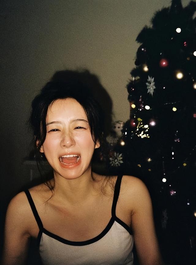 包上恩:赤脚美腿写真,绽放 00 后的清纯甜美