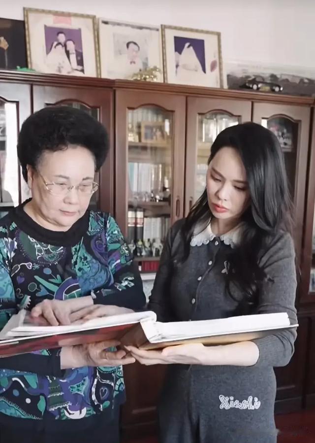 伊能静回婆婆家，双层楼内设电梯，全屋红木家具，婆婆房间超少女