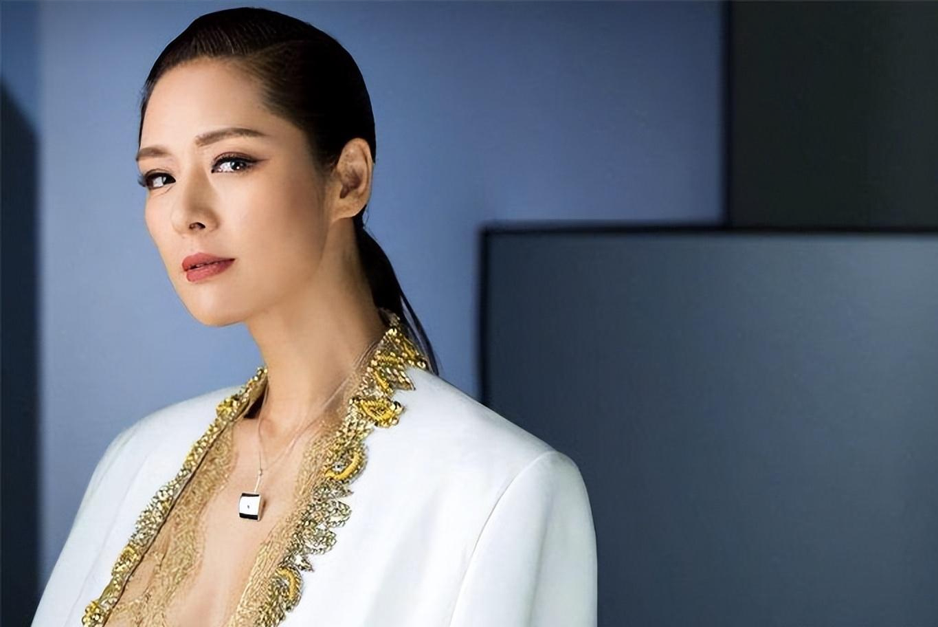 出轨丈夫得脑瘤,小三摔成终身瘫痪,娱乐圈大快人心的“现世报”