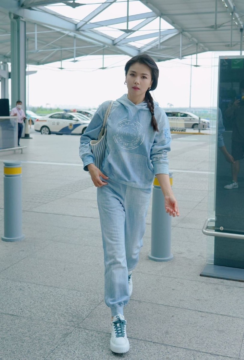 46岁刘涛机场彻底放飞！穿牛仔服扎麻花辫嫩回少女时期，美得差点认不出！