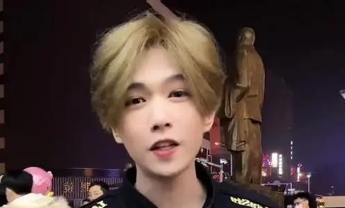 鹿晗第二人格？直播失控露本性，关晓彤忙撇清，网友：汪小菲上身