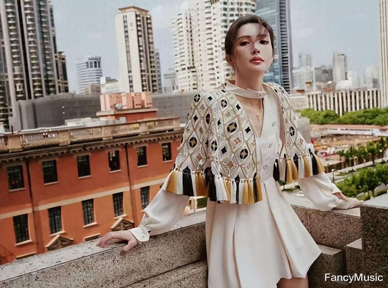 金晨近照曝光,再次陷入整容风波,网友:撞脸章若楠!