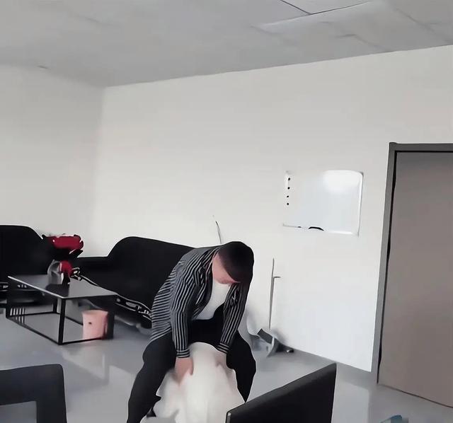 男子和女同事打闹,将其夹腿间倒立抱起,网友:动作熟练是老手!