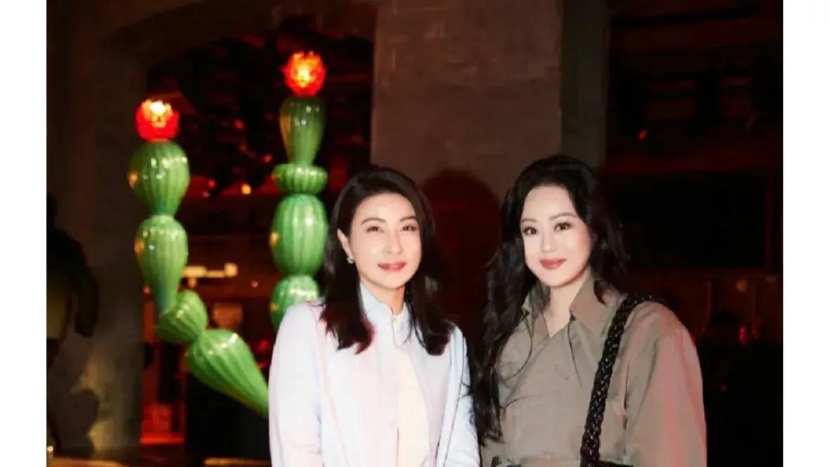 60岁章小蕙和郭晶晶同框，穿搭高级风韵犹存，尽显港风真名媛范儿