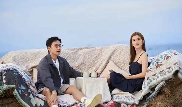 31岁吴千语参加活动近照,小腹凸出疑似怀孕,腰身比孕相十足