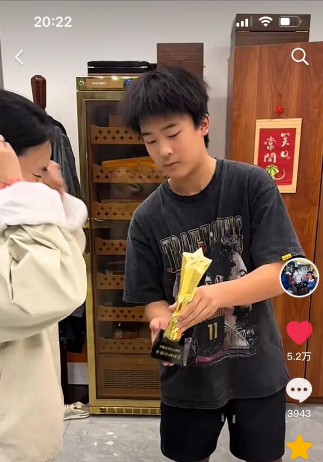 王楠一家去海南过年，坐私人飞机住海景别墅，笑笑在地摊上买水果