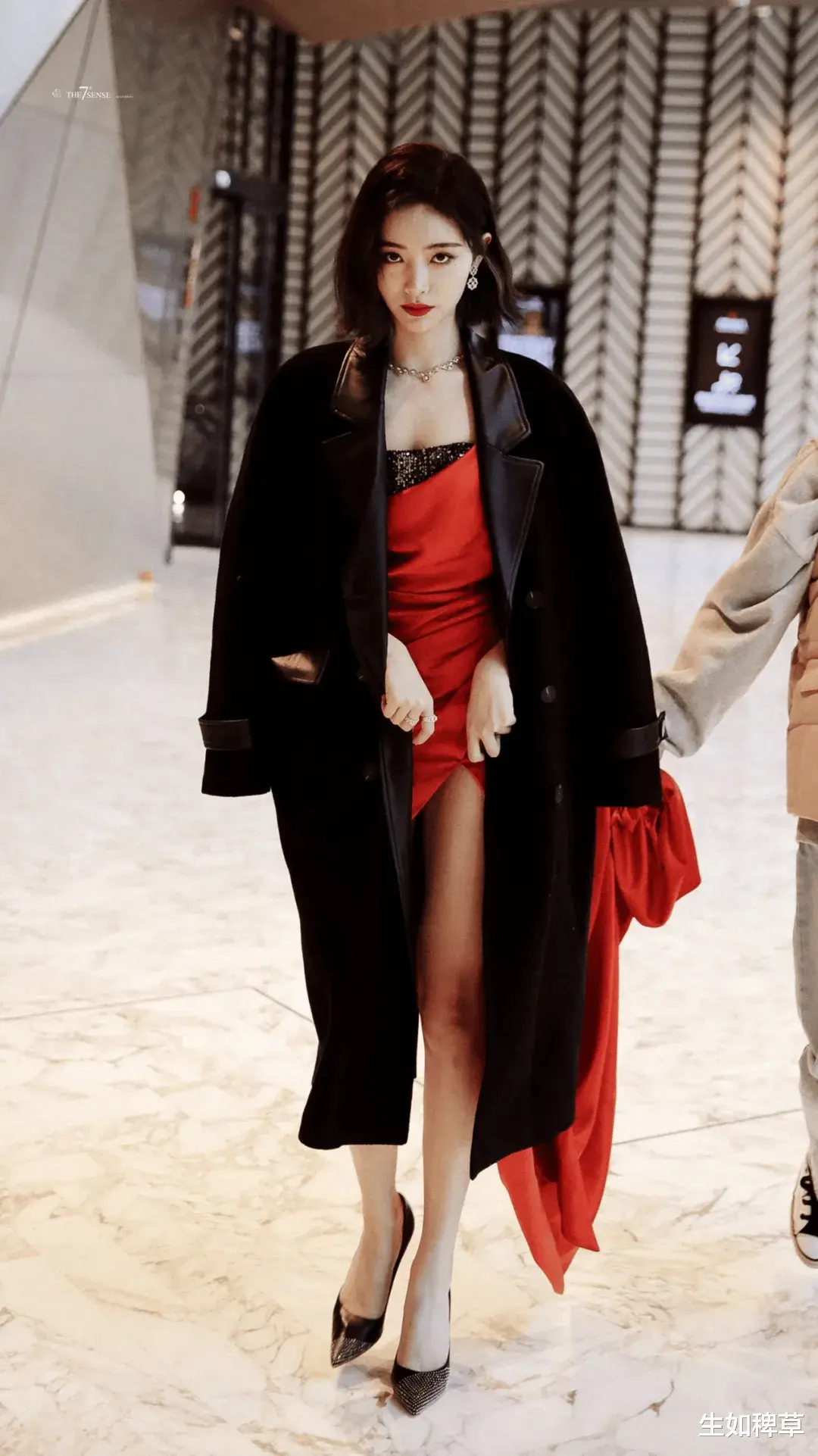 “能露则露”的她,最大程度地向大家展示着自己完美的身材!