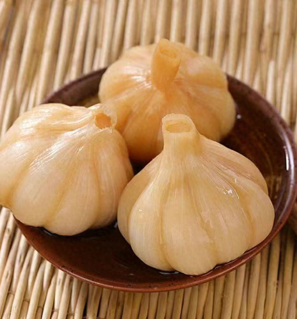 腌糖蒜,别光放糖与醋,记住2点全程,酸甜更脆爽,放1年仍好吃。